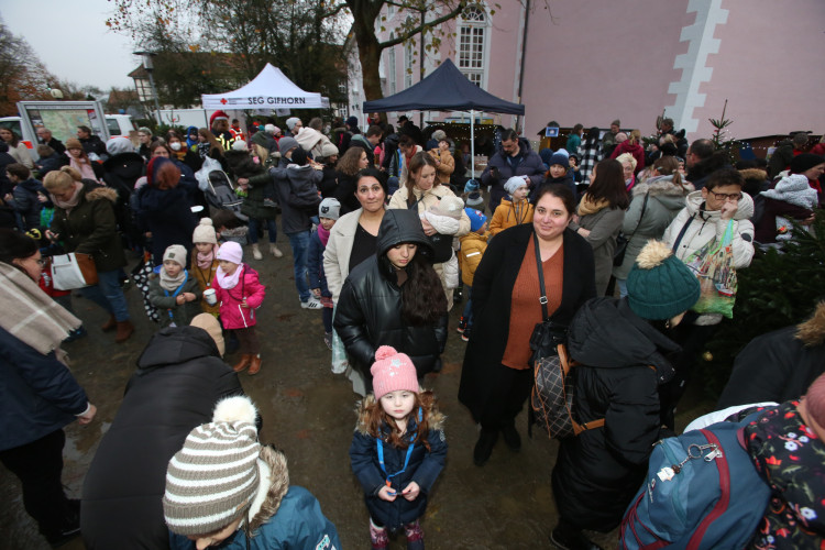 Großer Ansturm beim Kinderadventsmarkt - Werft einen Blick in die KURT-Bildergalerie!