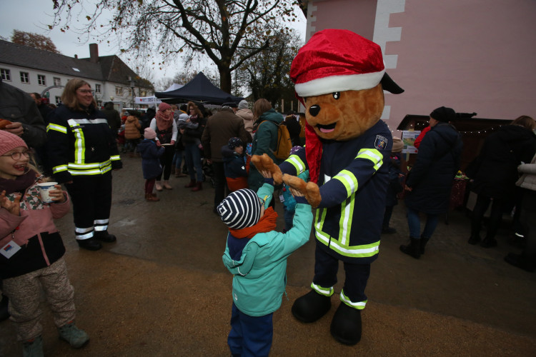 Großer Ansturm beim Kinderadventsmarkt - Werft einen Blick in die KURT-Bildergalerie!