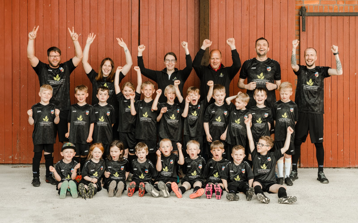 Großzügige Spende motiviert die Bambinis der JFV Kickers: Hof Armbrecht aus Leiferde stattet G-Jugend mit neuen Trikots aus
