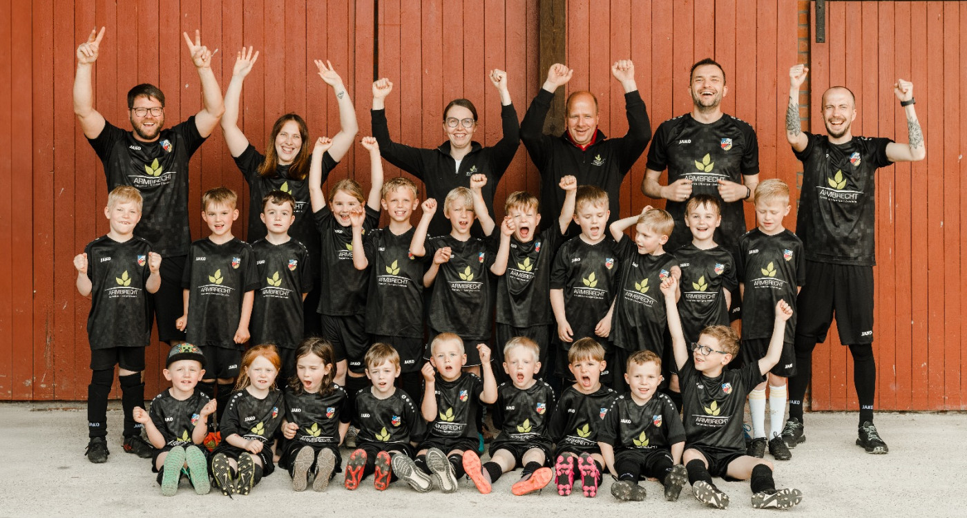 Großzügige Spende motiviert die Bambinis der JFV Kickers: Hof Armbrecht aus Leiferde stattet G-Jugend mit neuen Trikots aus