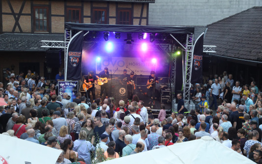 Gutes Hören schafft ausgelassene Feiern: JOVO Hörsysteme sponsert die Altstadtfest-Bühne in der Steinweg-Passage