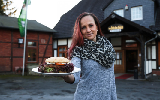 Haben Sie diese Burger schon probiert? Der Deutsche Heinrich nimmt vegane und Hähnchen-BBQ-Variante in die Karte
