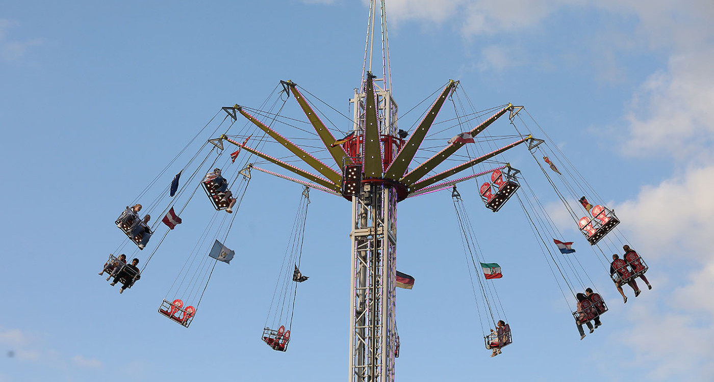 Haltloses Gifhorn: KURT-Kolumnistin Mia reflektiert die Schützenfest-Saison auf einem Karussell in Gifhorn