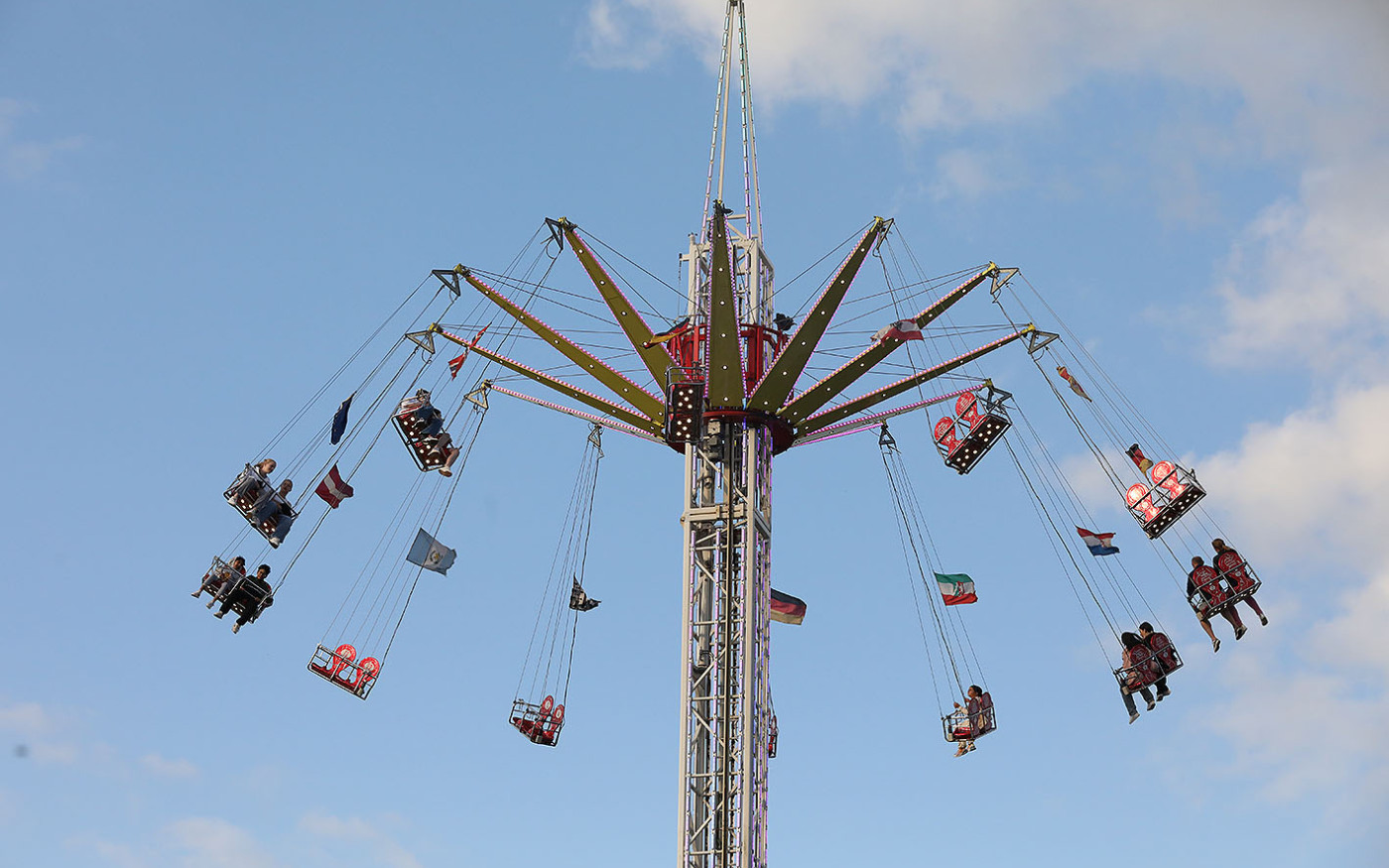 Haltloses Gifhorn: KURT-Kolumnistin Mia reflektiert die Schützenfest-Saison auf einem Karussell in Gifhorn