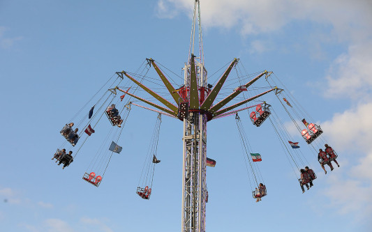 Haltloses Gifhorn: KURT-Kolumnistin Mia reflektiert die Schützenfest-Saison auf einem Karussell in Gifhorn
