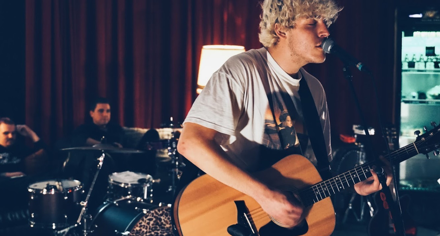 HansHeinzPeterGeorgFritz: Jakob Lassak aus Gifhorn ist der Liedermacher mit dem Akustik-Emo-Punk-Gedöns