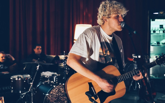 HansHeinzPeterGeorgFritz: Jakob Lassak aus Gifhorn ist der Liedermacher mit dem Akustik-Emo-Punk-Gedöns