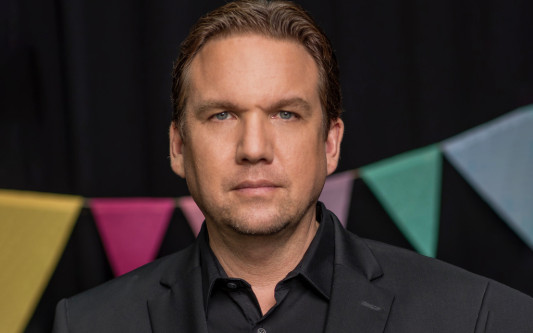 Heiße Kartoffeln zu Gast in Meinersen: Kabarettist Matthias Brodowy setzt volle Kraft auf Optimismus