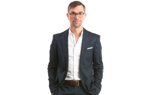 Hellwach in die Stunde der Utopien: Ingo Börchers verbindet Kabarett und Philosophie bei den Heißen Kartoffeln in Hankensbüttel