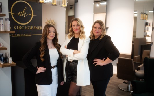 Herz, Präzision und Leidenschaft im Salon AK Hairstylist: Anna Kirchgesner und ihr Team setzen auf Balayage, Extensions und Braut-Styling