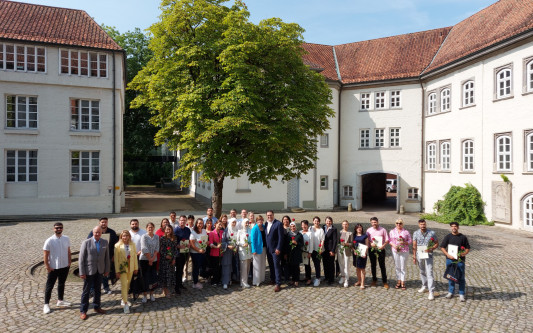 Herzlich willkommen: Gifhorns größte Einbürgerungsfeier aller Zeiten: 45 Menschen mehr dürfen sich nun deutsche Staatsbürger nennen