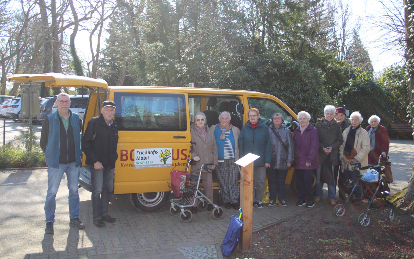 Heute ist ein schöner Tag für den Friedhof: Erika Pressel besucht seit acht Jahren jede Woche das Grab ihres Mannes mit Gifhorns Friedhofsmobil