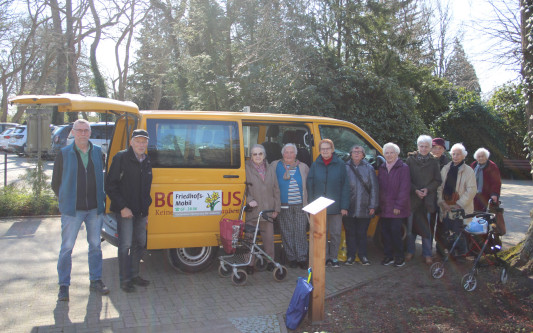 Heute ist ein schöner Tag für den Friedhof: Erika Pressel besucht seit acht Jahren jede Woche das Grab ihres Mannes mit Gifhorns Friedhofsmobil