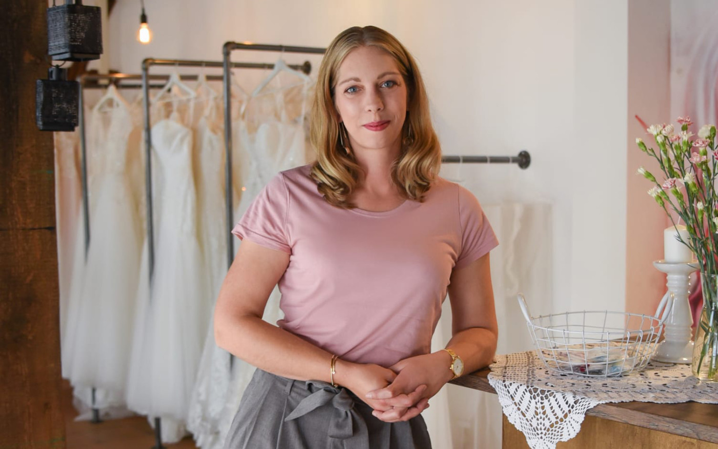 Hier finden Bräute endlich das richtige Kleid: Brautmoden Jolie in Gifhorn bietet Einzelstücke und Accessoires, die ins Budget passen
