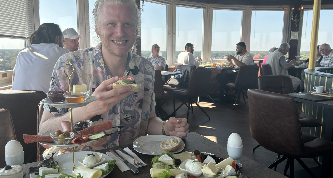Hoch oben im Wasserturm frühstückt man himmlisch: Das Panorama-Café in Gifhorn bietet mehrere Menüs, Kuchen und eine Eisdiele