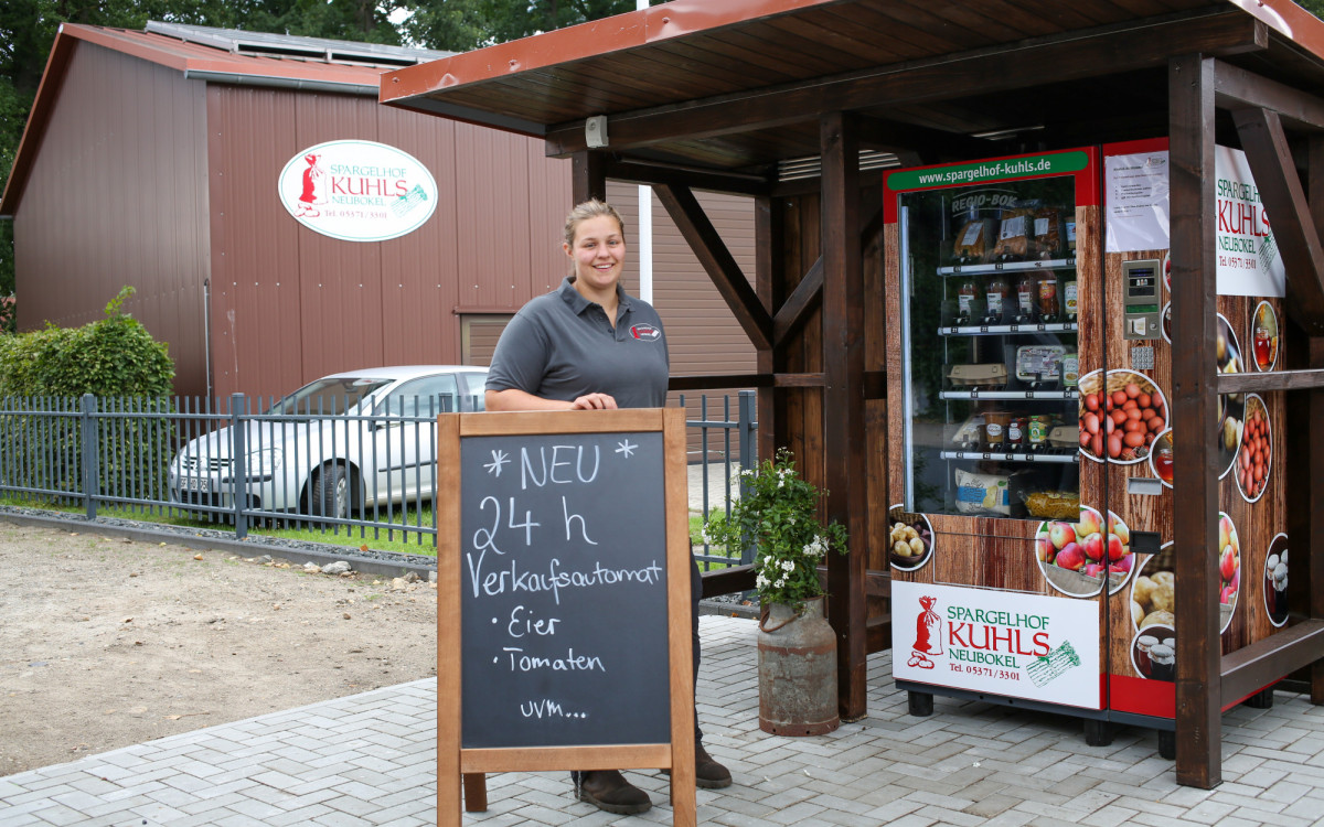 Hochzeitssuppe, Eier, Fleisch und Nudeln rund um die Uhr - Neuer Automat am Spargelhof Kuhls in Neubokel bietet viele regionale Produkte