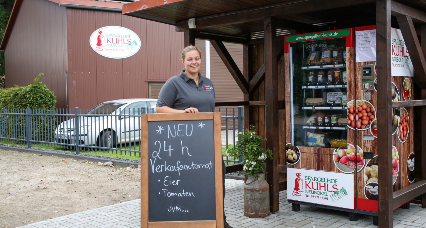 Hochzeitssuppe, Eier, Fleisch und Nudeln rund um die Uhr - Neuer Automat am Spargelhof Kuhls in Neubokel bietet viele regionale Produkte