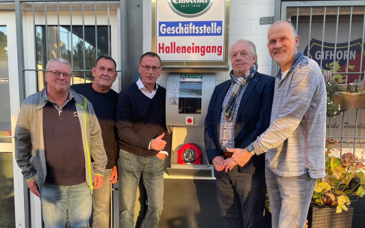 Hoffentlich kommt er nie zum Einsatz: Förderkreis der SV Gifhorn stiftet Defibrillator