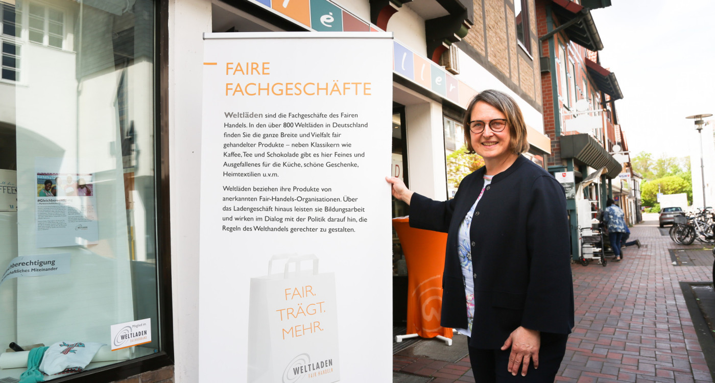 Hol-ab-Aufsteller an fünf Standorten: Gifhorner Weltladen klärt über fairen Handel auf