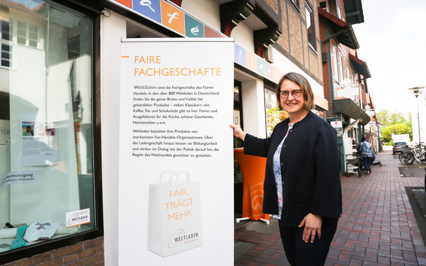 Hol-ab-Aufsteller an fünf Standorten: Gifhorner Weltladen klärt über fairen Handel auf