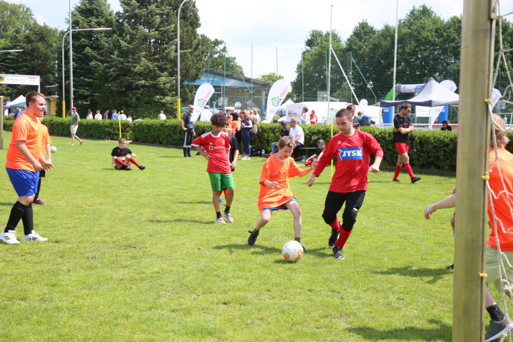 Hunderte Leute ließen sich das Sportfest All Inklusive an der Flutmulde nicht entgehen - Das sind die schönsten Bilder