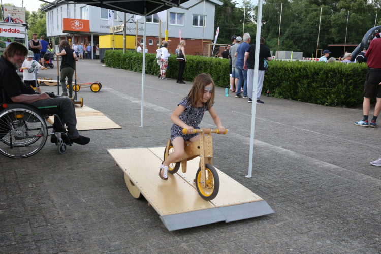 Hunderte Leute ließen sich das Sportfest All Inklusive an der Flutmulde nicht entgehen - Das sind die schönsten Bilder