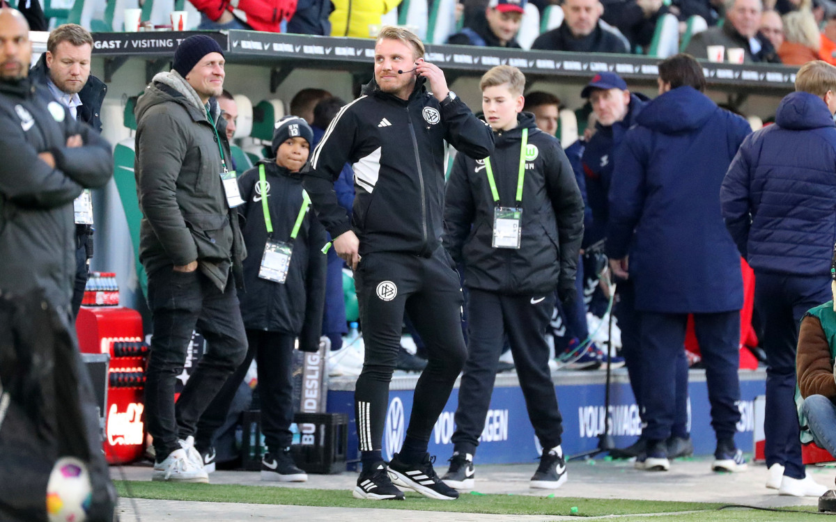 Ich bin Schiri, lassen Sie mich durch: Tobias Krull vom MTV Gifhorn springt als Vierter Offizieller in der Fußball-Bundesliga ein