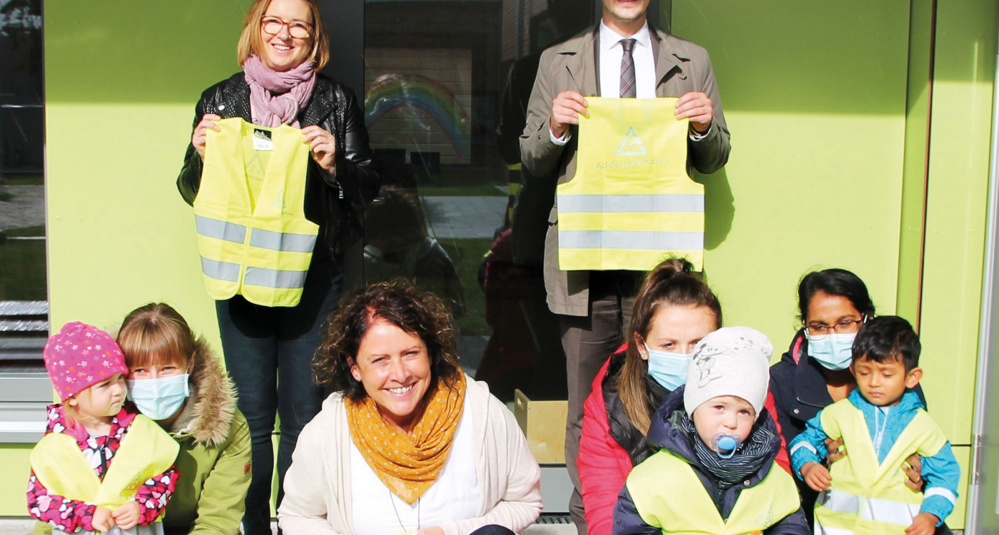 IG Metall schützt die Werktätigen von morgen - Die Kinder der Christus-Kita in Calberlah danken für 30 knallgelbe Warnwesten
