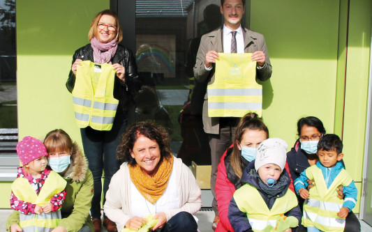 IG Metall schützt die Werktätigen von morgen - Die Kinder der Christus-Kita in Calberlah danken für 30 knallgelbe Warnwesten