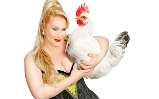 In der Stadthalle Gifhorn: Daphne de Luxe straft Fitnessgurus Lügen