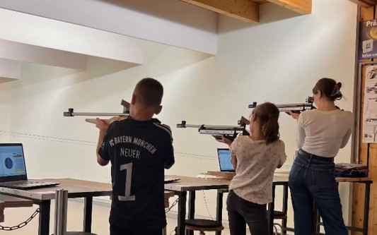 Ins Schwarze und ins Herz: USK-Jugendzug lädt beim Junior-Altstadtfest erstmals zum Lichtpunktschießen mit tollen Preisen ein