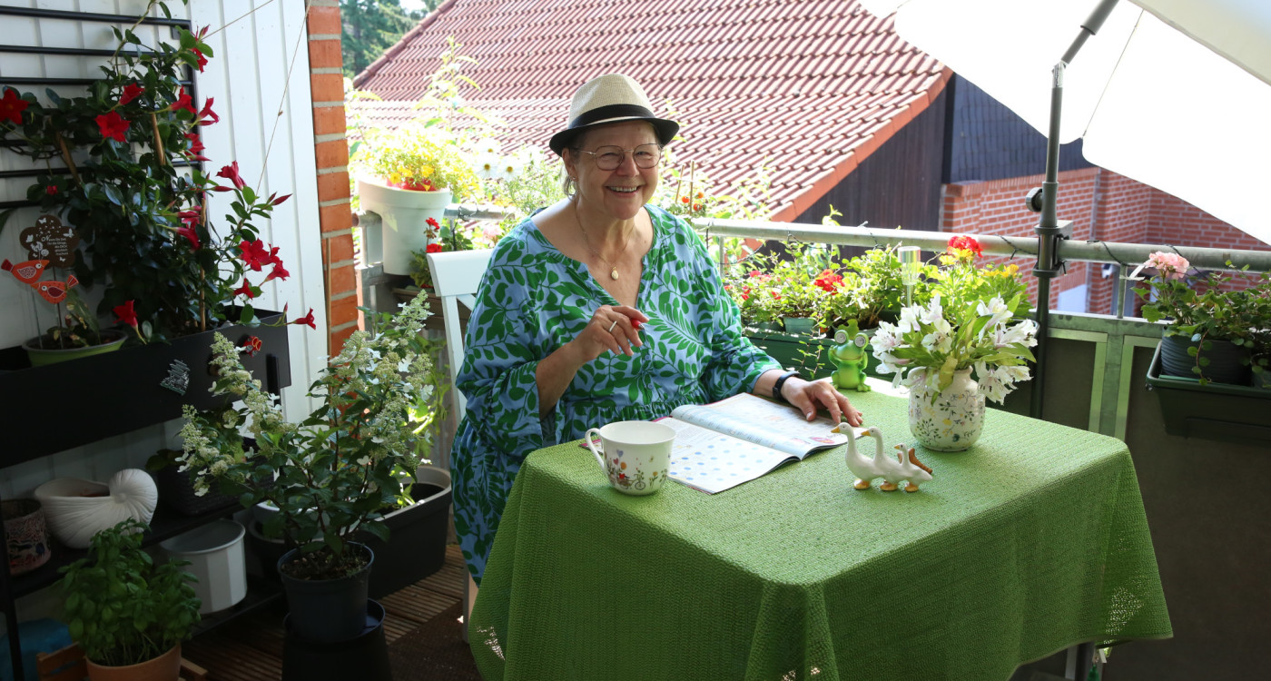 Jetzt beim Gifhorner Balkon-Wettbewerb abstimmen: Naturliebhaberin Christa Rudolph aus Isenbüttel erfreut sich an Meisen und Elstern