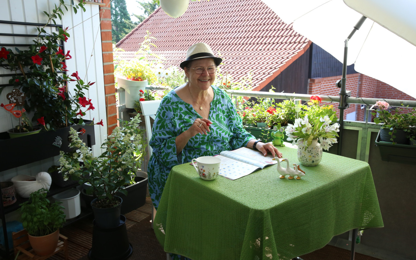 Jetzt beim Gifhorner Balkon-Wettbewerb abstimmen: Naturliebhaberin Christa Rudolph aus Isenbüttel erfreut sich an Meisen und Elstern