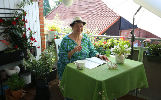 Jetzt beim Gifhorner Balkon-Wettbewerb abstimmen: Naturliebhaberin Christa Rudolph aus Isenbüttel erfreut sich an Meisen und Elstern
