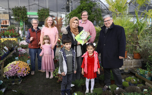 Jetzt kann das blumige Shoppen beginnen: Gutschein-Übergabe für die Siegerinnen des 4. Gifhorner Balkon-Wettbewerbs