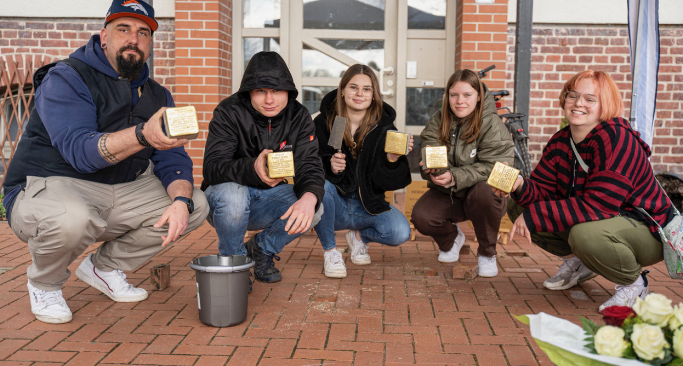 Jugendliche verlegen Steine der Erinnerung: Team der Kästorfer Dachstiftung Diakonie lässt fünf Stolpersteine ein