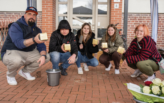 Jugendliche verlegen Steine der Erinnerung: Team der Kästorfer Dachstiftung Diakonie lässt fünf Stolpersteine ein