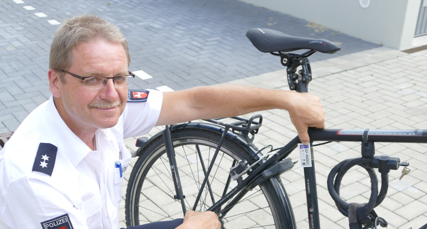 Kein Fahrrad ohne Kennzeichen: Aufkleber-Aktion für mehr Diebstahlschutz in Gifhorn