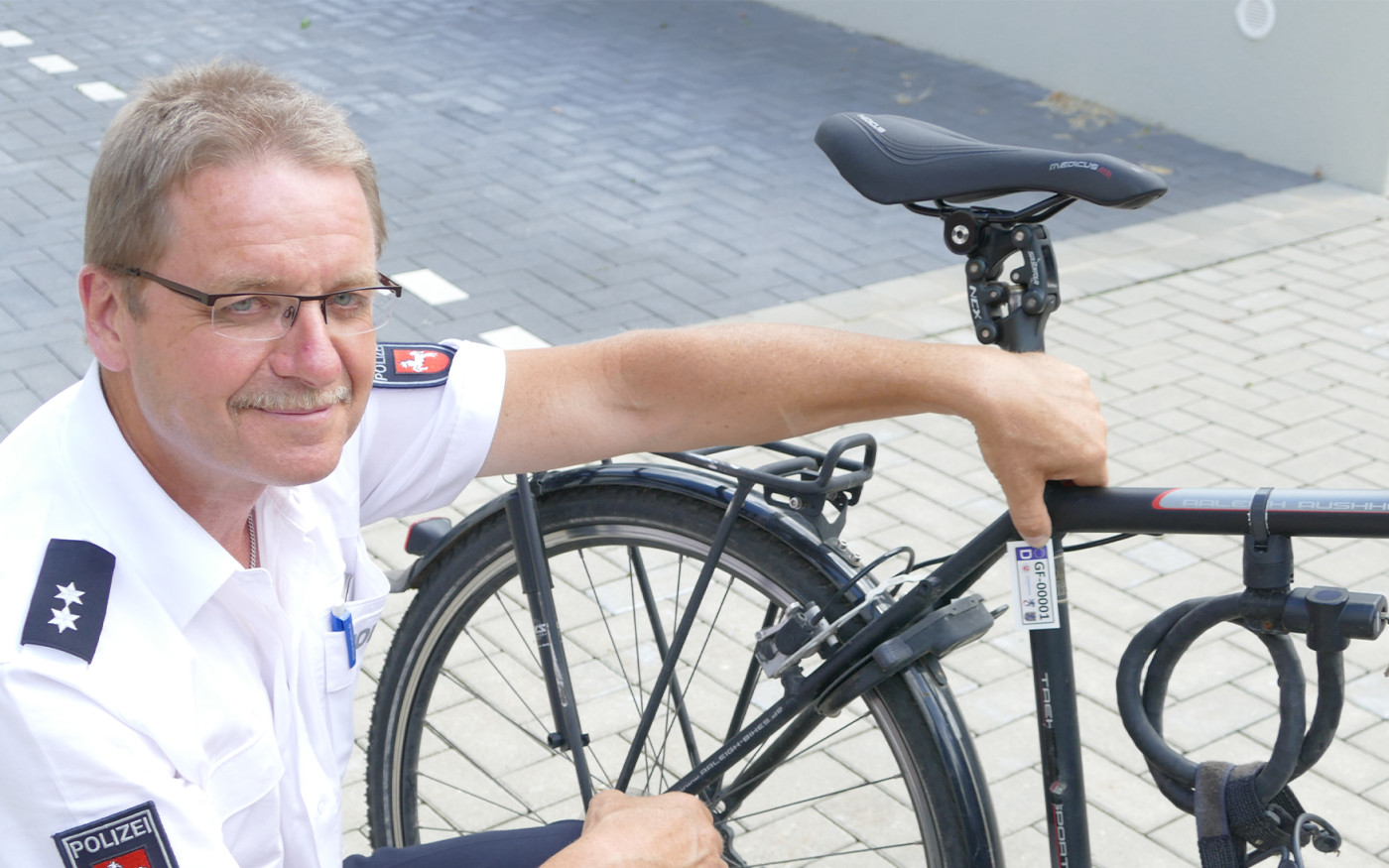 Kein Fahrrad ohne Kennzeichen: Aufkleber-Aktion für mehr Diebstahlschutz in Gifhorn