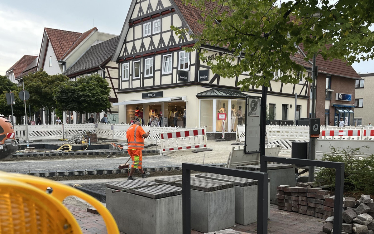 Keine Baustelle vermiest Gifhorn das Feiern: Zwar wird an der Hindenburgstraße noch gearbeitet, der Durchgang ist aber frei