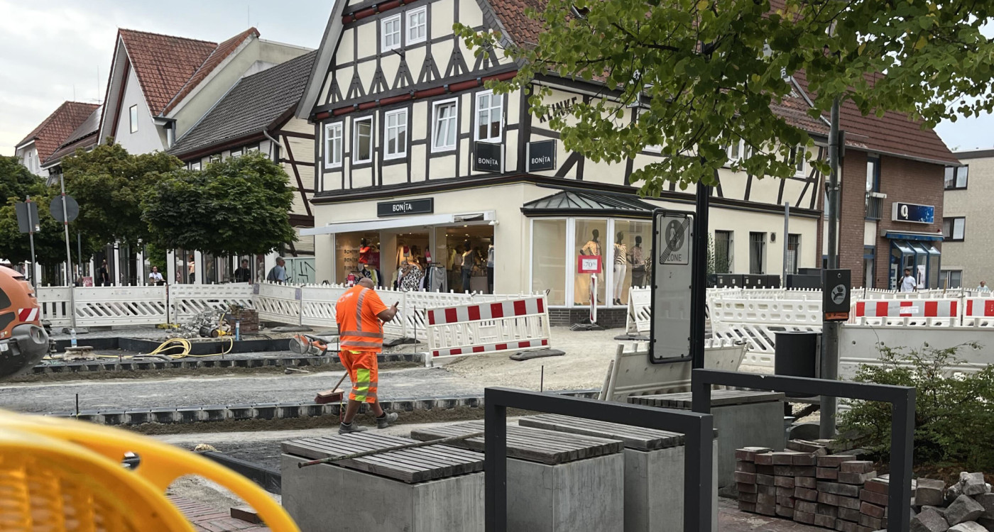 Keine Baustelle vermiest Gifhorn das Feiern: Zwar wird an der Hindenburgstraße noch gearbeitet, der Durchgang ist aber frei