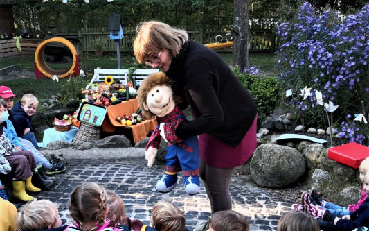Kinder der Gifhorner Kita Bleiche feiern Erntedankefest und spenden Essen an bedürftige Familien