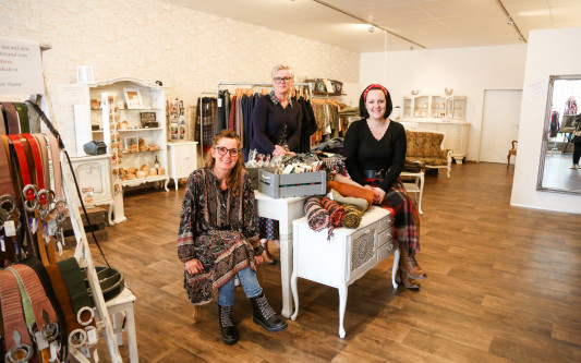 Kleider in allen Farben von XS bis XXXL - Ela‘s Art bietet neben Kleidung in den Herbstfarben auch Accessoires und Deko