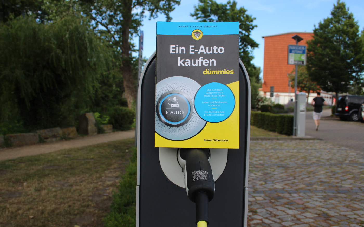 Klimakrise, Benzinpreise, Dieselfahrverbot: Der Calberlaher Reiner Silberstein erklärt in seinem neuen Buch einen Ausweg - das E-Auto