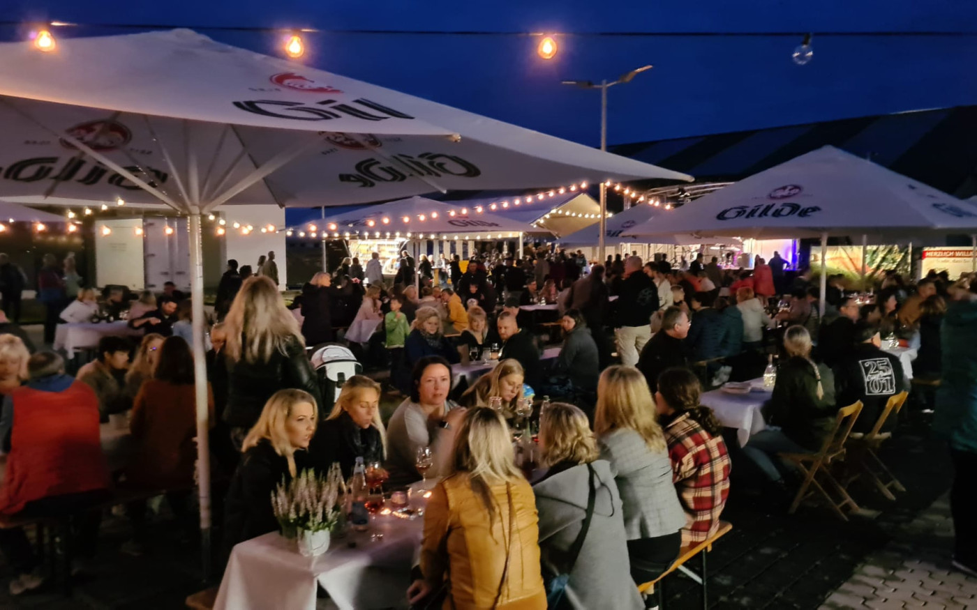 Klirrende Gläser, lachende Gesichter: Am Freitag und Samstag steigt das Weinfest Westerbeck