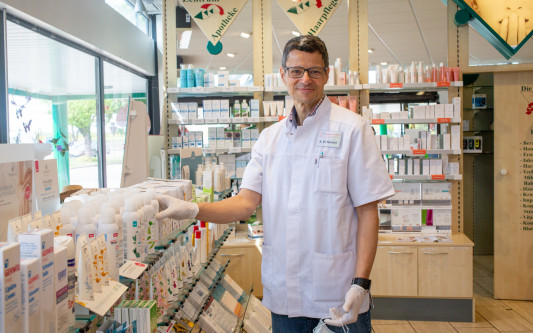 Kontakt ohne Ansteckungsgefahr - Apotheker Ahmed El-Hawari unterstützt seine Patienten auch digital