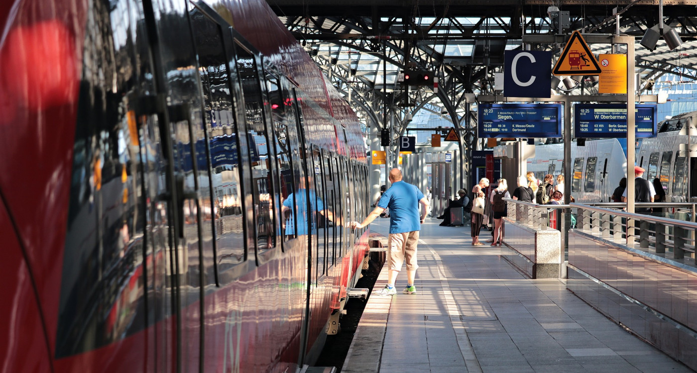 Kopfüber: KURT-Kolumnist Malte Schönfeld bewusstseinsströmt über deutschen Verkehr und das 49-Euro-Ticket