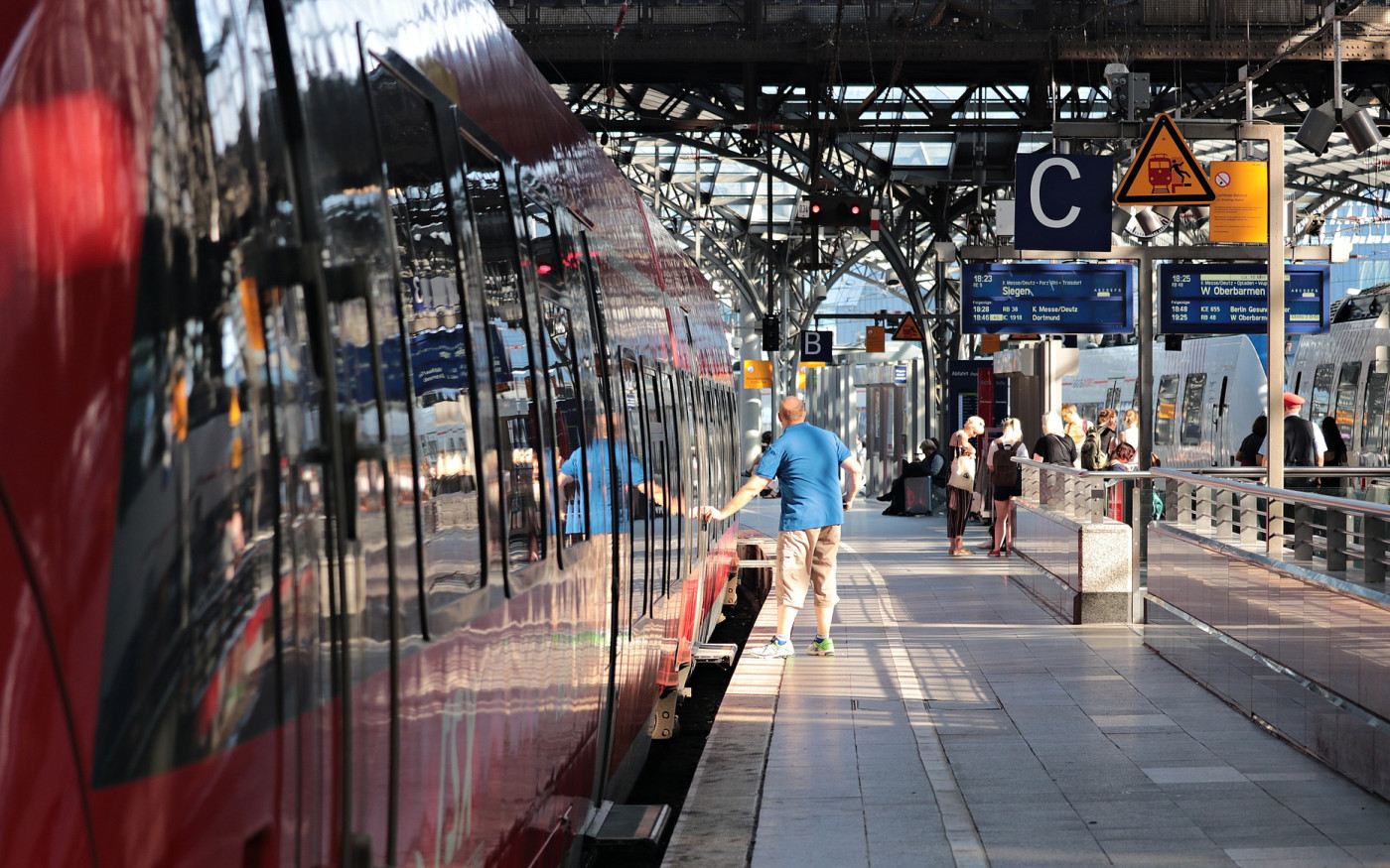 Kopfüber: KURT-Kolumnist Malte Schönfeld bewusstseinsströmt über deutschen Verkehr und das 49-Euro-Ticket
