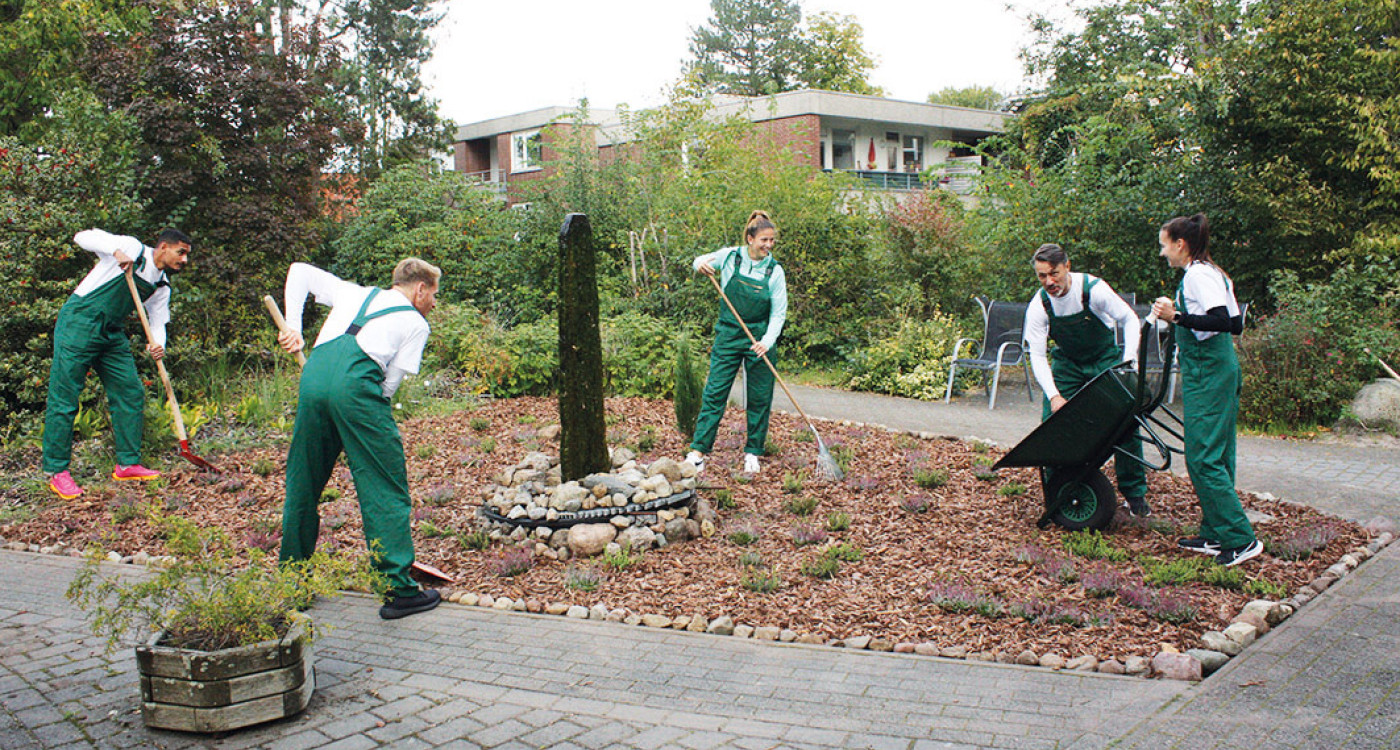 Kräftig zugepackt: Fußballerinnen, Fußballer und Trainer des VfL Wolfsburg im Garteneinsatz am Gifhorner Christinenstift