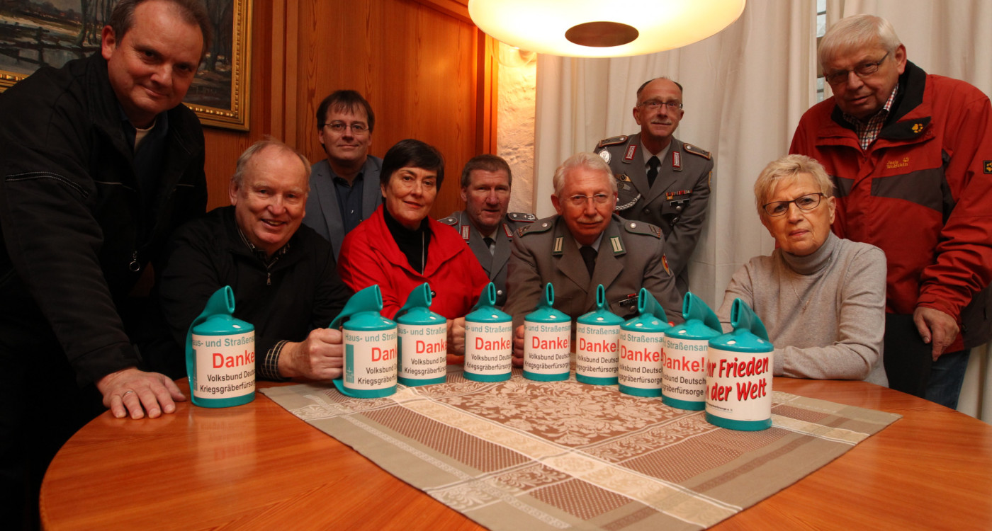 Kriegsgräberfürsorge: Sammelbüchsen stehen ab morgen an verschiedenen Ladenkassen in Gifhorn